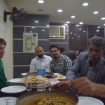 Pēc koncerta dodamies uz labāko (Farukaprāt - Faruks ir tas džentlmenis pašā labajā malā) restorānu Lahorā un, protams, ēdam milzīgu daudzumu vistas karahi. VISIEM JĀNOGARŠO KARAHI! Starp citu, kungi kreisajā pusē ir Ferijs un Tomass, abi no Vācijas. Ferijs ir vienkārši ļoti patīkams un jauks kungs (satiksim vēl, tāpēc par viņu parunāsim vēlāk), kamēr Tomass ir supercilvēks - viņš atbraucis no Vācijas ar busiņu, kurā vienmēr līdzi ved Bouncy Castle (nu, zini, to piepūšamo pili, uz kādām bērni parasti lēkā visādos gadatirdziņos) un šur tur uzslej to, lai vietējie bērneļi varētu palēkāt. Tādi bērneļi, kas citādi nekad mūžā netiktu pie tādas iespējas. Tādi bērneļi, kā iepriekš rādīju, tādi, kas spēlējas ar puļķīšiem un smiltīm. Un, zini, viņš nemaz, itin nemaz nelepojas ar to, ko dara. Pat mēs, lai gan dzīvojām kopā ar viņu trīs dienas, uzzinājām par viņa misiju pavisam nejauši un tikai pēdējā kopīgajā dienā. Apbrīnojami labestīgs personāžs! Par viņa labajiem darbiem vairāk var palasīt <a href="http://blog.hupfundweg.de/" target="_blank>šeit</a>.