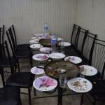 Re, kas paliek pāri, kad starptautiskas sabiedrības vakariņām. Man sākumā likās, ka ne pusi nenoēdīsim no tā milzu daudzuma, ko mums atnesa, bet tas velna karahi ir patiešām garšīgs!