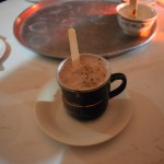 Pēc restorāna braucam uz īpašo tējnīcu un vakaru noslēdzam ar Kašmiras rozā tēju. Es zinu, ka bildē neizskatās īsti rozā, bet tur bija tumšs, nepratu nobildēt. Tomēr, varu garantēt - tā tēja ir rozā un ar putiņām. Kašmiras reģiona ļaudis tādu īpaši mīl un gatavo, tējai pievienojot pienu, sāli (!!), pistācijas, mandeles, kardamonu un kanēli. Garšo ļoti neparasti. Nesaku, ka slikti. Neparasti. Ar to tad arī noslēdzam ne tikai vakaru, bet arī visu nedēļu. Paldies par uzmanību, pacietīgo lasītāj. Un, protams - Laimīgu jauno, 2016. gadu!