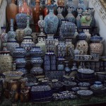 Tālāk dodamies uz muzeju, bet tieši blakus muzejam ir maza, vēsturiska paskata būdiņa, kurā iekšā slēpjas kāpnes. Kāpnes ved uz pagrabu, kas plešas daudz plašāk par mazo būdiņu. Un pagrabā ir vāžu (vāzu?) bode! Ne tikai vāžu, bet vēl visādu citu skaistu sīkumu. Un viss tik lēts, viss tik lēts! Ja citreiz brauciet uz Pakistānu, ņemiet līdzi papildu tukšu somu skaistumlietām, kuras pēc tam vest mājās.