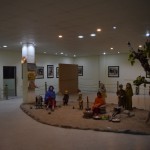 Bez kaudzītes gleznu, muzejā arī ir vaska figūru muzejs. Figūrās attēlotas dažādas slavenības, pārģērbtas tradicionālos Multānas tērpos, darot dažādus tradicionālus Multānas arodus.