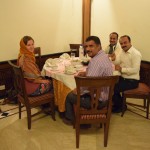 Pēc ekskursijas, protams, vakariņas. Mums un Navīdam pievienojas vēl viens Navīds, kā arī ārprātīgi ņirdzīgs kundziņš, kuram aizmirsu vārdu (sēž starp abiem Navīdiem). Ātri gribu izstāstīt Navīdu laimes stāstu - Pakistānā, kā zināms, iepriekš vecāku norunātas laulības (arranged marriage) ir pilnīga norma, un visbiežāk līgava ar līgavaini pirmo reizi satiekas tieši kāzu dienā (bildes neskaitās, tās drīkst aplūkot arī pirms tam). Nu, lūk, tātad Navīds un Navīds mācījās par inženieriem kopā vienā un tajā pašā Universitātē, kopā dzīvoja arī kojās. Kādu dienu Navīdam aizrunātā līgava iepazinās ar citu dāmu, kura stāstīja, ka viņai ir norunāts precinieks - Navīds, kas mācās tajā un tajā Universitātē par inženieri, dzīvo tajās un tajās kojās. Abas niknas, šokā, zvana saviem Navīdiem, skaidrot, kas par lietu. Negrib abas pie viena vīra! Problēma pēc telefona zvana, protams, atrisinājās, katra tika pie sava Navīda, viss labi. BET - abi Navīdi tika pie iespējas parunāt ar līgavu pa telefonu PIRMS KĀZĀM! Tas ir liels retums un uzskatāms par ārkārtīgu veiksmi!