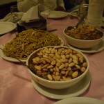 Tā kā abi ar Karīnu bijām ārkārtīgi izsalkuši, pasūtījām katrs pa zupiņai un nūdeles. Dārgi gan, bet - ko darīt, esam uzaicināti uz vakariņām, nevaram taču pēkšņi neko nepasūtīt. Kad vaicājām Navīdiem (ērtības labad arī trešo kungu saukšu par Navīdu), ko viņi pasūtīs, viņi izvairās, saka, ka viņiem jau viss labi, viss der. Saņēmām pasūtījumu - izrādās visi ēdieni ir ģimenes izmērā! Katram no mums pieciem sanāca pa vismaz divām bļodiņām no abām zupām un vēl pāris nūdeļu šķīvji. Tā mēs, lūk, pasūtījām visiem ēdienu, nemaz neapvaicājoties, ko citi par to domā. Turklāt ēdienkartē pieejami arī visādi kebabi un citi pakistāņu ēdieni. Ceru, ka šie kungi mīl ķīniešu pārtiku, hehe.