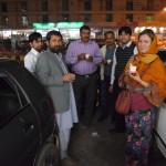 Galu galā rēķinu samaksāt mums, protams, neļāva, to izdarīja Navīds (ceturtais kungs no kreisās), kurš speciāli uz šīm vakariņām un mūsu satikšanu braucis apmēram 100km. Kā lai liedz viņam tādu prieku? Tūdaļ pēc restorāna dodamies uz Multānas galveno iepirkšanās ielu, kur mūs jau sagaida Navīda (trešais kungs no kreisās) priekšnieks un pāris kolēģi. Viņi arī grib iepazīties ar ārzemju viesiem un labprāt mums uzsauc saldējumu. Jūtamies tik mīlēti, ehh!