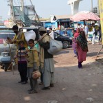 Nākamajā rītā Navīds (pārnakšņojām, starp citu, viņa birojā, pat tur ir paredzēta speciāla istaba ar divām gultām un atsevišķu vannas istabu viesiem) mūs aizved uz "autoostu", nemanāmi nopērk mums biļetes, iestumj mikriņā un novēl labu ceļu. Dosimies uz Hasilpuru. Starp citu, Navīds uzkavējās ārpusē pie mikriņa līdz pat tā izbraukšanas brīdim (kamēr nebūs pilns, nekur nebrauks), lai būtu drošs par to, ka mums viss labi, ka nekas netrūkst, ka neviens pāri nedara.