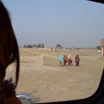 Šis bija inčīgākais brauciens ever! Hasilpura ir diezgan maza pilsēta vai pat ciems (300 tūkstoši iedzīvotāju), tāpēc arī ceļš uz to ir mazs un interesants. Gar ceļa malām izkārtojušies visādi rīsu un kokvilnas lauki, kuros, muguras liekdamas, strādā krāsaini tērptas sievietes (ne šīs, kas attēlā, šīs, izskatās, dodas pastaigā, bet citas bildes nesanāca tik asas), ķieģeļu lipinātavas un rūpnīcas, mango dārzi u.t.t. Šī laikam ir tā reize, kad nonācām vietā, kur tiešām tūristi nekad nebrauc. Pietiek jau ar to, ka Pakistāna ir ārkārtīgi rets tūristu (neskaitot kalnā kāpējus) galamērķis, bet vēl braucam pa ceļu, kuru, visticamāk, nemēro vairāk par kādiem 5 ārzemniekiem gadā.