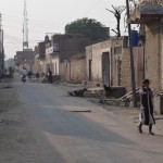 Esam Hasilpurā! Tikko izkāpjam no mikriņa, mūs jau sagaida Tanvīrs, mūsu nākamais čoms. Šī ir iela, kurā ir gan Tanvīra mājas, gan viņa viesu nams. Tanvīrs nav visbagātākais cilvēks pasaulē, bet ir gana turīgs, lai uzbūvētu atsevišķu māju viesiem. Viņš ir ļoti reliģiozs, tāpēc vīriešu kārtas viesi viņa mājās nemaz nedrīkst iet, citādi vēl netīšam ieraudzīs viņa sievu. Tas nav ļauts! Un tad jau citādāk viesus nesanāk uzņemt - tikai, uzbūvējot atsevišķu viesu namu. Re, kā visi bērneļi iznākuši uz ielas skatīties - kas tie par jocīgiem bālģīmjiem ieradušies!