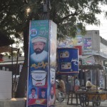 Arī šeit visi gatavojas vēlēšanām, tās paredzētas pēc dažām dienām, tāpēc kampaņas iet vaļā uz velna paraušanu! Šeit, piemēram, savu brīvdabas reklāmstendiņu izvietojusi 28. partija, zināma arī kā "Spaiņa" partija. Jā, katrai partijai ir savs simbols - spainis, tīģeris, lauva, pudele, kriketa nūja u.t.t. Došu laiku pārdomām - kāpēc tādi īberīgi simboli. Vēlāk paziņošu pareizo atbildi, hehe. Man pagāja vairākas nedēļas, kamēr sapratu, kas par lietu. Bet jārēķinās arī ar to, ka man nav pārāk gaiša galva, tāpēc pieņemu, ka kādam uzreiz jau viss skaidrs!