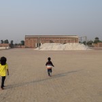 Tanvīrs ved mūs pirmajā ekskursijā! Tā kā Hasilpurā nav ne muzeju, ne pilis, ne arī kas cits tamlīdzīgs, apskatīsim ikdienišķākas lietas. Man par to liels prieks! Sākam ar kokvilnas rūpnīcu. Jā, tā lielā baltā kaudze ir kokvilnas augļi - pogaļas. Visi lasīti nabadzīgu pakistāniešu raupjajām rokām, nodoti kokvilnas fermu īpašniekiem, notirgoti kokvilnas biržās, bet par to visu mazliet vēlāk. Sākumā - kokvilnas pārstrādes rūpnīca.