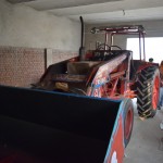 Rūpnīcas saimnieks lepni mums parāda savu glauno un ar uzrakstiem izrotāto "Belarus" traktoru. Pavisam skaidrs, ka tas nekad nav bijis ārpus rūpnīcas teritorijas (paskaties uz riepām - viena lieta, ka protektors vēl nav nodilis, bet pavisam cita - riepas nav pat netīras!), bet, šķiet, ka pat garāžu tas pārāk bieži nepamet. Traktors paredzēts kokvilnas pogaļu savākšanai no kaudzes un sabēršanai rūpnīcas iekārtās. Vienīgais darbs! Man šķiet, ka lētāk būtu nopirkt vergu ar lāpstu.