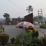 Re, re, re! Jūs droši vien nezināt, kur jāskatās, vai ne? Uz miskasti (pie sarkanā namiņa, zem "Omni" plakāta)! Šķiet, šī ir pirmā miskaste, ko Pakistānā redzu! Tātad esam nokļuvuši kādā glaunā vietā. Starp citu, beidzot esam nomainījuši provinci - no Sindas iebraukuši Pendžābā. Varbūt tagad visu laiku būs miskastes? Varbūt Pendžāba ir tīrības province?