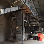 Lūk, arī iekārta - kokvilna jāmet iekšā tajā baltajā caurulē, kas iet uz leju kreisajā pusē. Tālāk aparāts visu izdara pats - atdala augļus no sēklām (sēklas ir pogaļas pašā viducī), attīra tur kaut ko vēl, nu, vispār - iekārta nav no tām pašām sarežģītākajām. Bet virsū rakstīts "Made in Pakistan". Lepni!