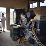 Vienīgais atkritums - dīzeļģeneratora izplūdes gāzes. Jo arī šeit, tāpat kā visur citur Pakistānā, elektrība regulāri tiek atslēgta. Šis ģeneratoriņš gan, protams, nevar uzturēt visu rūpnīcai nepieciešamo jaudu, bet ļoti labi noder par enerģijas avotu vismaz tam brīdim, kamēr pēc elektrības pazušanas visas iekārtas tiek apstādinātas un izslēgtas. Izskatās jaudīgs!