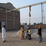 Tie svari, uz kuriem sakāpuši Tanvīra bērneļi (jā, tas vīrs ar lielo bārdu, starp citu, ir Tanvīrs), paredzēti kokvilnas piegāžu svēršanai, tām piegādēm, ko atnes kaut kādi individuālie darboņi - bieži vien kokvilnas plūcēji dienas algu saņem kokvilnā, tad jau nekas cits neatliek, kā nākt uz šejieni. Viens veikls lasītājs dienā var nolasīt apmēram maundu (nezinu, kas tā par jocīgu mērvienību, latviski iztulkot nemācēju, bet kilogramos tas ir bišķiņ zem 40), par tādu veikumu var saņemt kādas simts rūpijas vai 3-4 kilogramus kokvilnas. Cik rūpnīcas saimnieks dod par vienu maundu - nezinu. Kautrējos vaicāt. Vispār visa tā situācija baigi ož pēc verdzības.