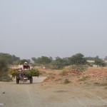 Uzreiz aiz rūpnīcas aizmugures vārtiem ir milzu kapi, jā, tās akmens lausku kaudzītes labajā pusē ir kapu vietas, zem tām ir miroņi. Vīri izveda mūs apskatīt arī kapus, bet es tā vietā labāk nobildēju šādu karietē braucošu ģimenīti.