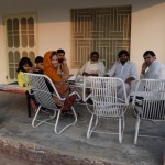 Kamēr mēs kapos, ieradušies kārtējie mūs satikt gribētāji, kokvilnas rūpnīcas augstākā līmeņa priekšnieki. Visiem oficiāli jāpasēž, mums jāpastāsta, kā mums ļoti patīk Pakistānā, etc.