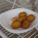 Dabūjām pagaršot kārtējos brīnumus - saldumiņus, kas gatavoti no apmēram mannas un daudz, daudz, daudz, cukura.