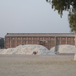 Tā izskatās rūpnīcā elektrības padeves pārtraukumu laikā. Darbinieki laiskojas kokvilnas kaudzēs. Viņi, domājams, nemaz nezina par šīs izklaides neveselīgo dabu - kokvilnas lauki tiek izšķērdīgi smidzināti ar visādiem ellišķīgiem pesticīdiem, 80% no visiem Pakistānas pesticīdu apjomiem tiek iztērēti kokvilnas smidzināšanai (arī pasaules mērogā šis cipars ir augsts - apmēram 25%). Lielais vispakistānas veselības risku pētījums parādīja, ka tikai apmēram 10% no kokvilnas vācējām ir pilnīgi veselīgas, pārējām ir dažādas ādas, elpceļu saslimšanas, vēl dažas jau saslimušas ar vēzi - bet neko jau nevar darīt, algas ir TIK maziņas, ka par tām nekādi aizsardzības pasākumi (cimdiņi, maskas) nesanāk. Atceries šito, kad pirksi nākamo kokvilnas kreklu, hehe. Tieši šī iemesla dēļ tavs lētais kokvilnas krekls spēj būt tik lēts.