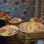 Pēc kokvilnas ekskursijas - pusdienas. Pakistāņiem ir ļoti būtiski pareizās stundās ieturēt maltītes - tikos un tikos ir brokastis, pēc tam noteiktā laikā pusdienas, un tad - vakariņas. Turklāt katrā ēdienreizē ir pieņemts ēst noteiktus ēdienus - ja vakariņās ierosināsi ēst pusdienu ēdienu, visi par tevi skaļi smiesies. Šeit dabūjām rīsus ar raitu (apmēram jogurta/kefīra mērcīte) un kaut ko kotlešveidīgu! Kotletes! Urā!