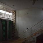 Lūk, mūsu mājas iekšpuse. Pāri ielai aiz vārtiem nemitīgi pulcējas interesentu bari, pārsvarā jauni puikas. Karīna pa brīdim izmanto iespēju pakāpties pa trepēm un kā karaliene caur restēm pamāt viņiem ar roku. Neizklausās pārāk jauki, bet gaidītājiem tas sagādā tiešām lielu prieku! Ja vēl pievieno "Hello!", tad visi ir laimīgi!