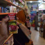 Vakarā dodamies ekskursijā pa pilsētu. Pirmais apskates objekts - lielākais pārtikas/sadzīves preču veikals visā pilsētā! Jā, jocīgs objekts, bet katram jau gribas palielīties ar to, kas viņam visskaistākais. Turklāt tādi lieli veikali Pakistānā tiešām nav pārāk bieža parādība. Un pat pārtikas veikala saimnieks/priekšnieks uzņem viesus ar dāvanām - katram pienākas bezmaksas suliņa. Ar samākslotu interesi pētām preces (nenoliegšu, dažas tiešām ir ļoti neparastas), bet baidāmies vaicāt - kas ir tas, kas ir šis, jo tādā gadījumā, visticamāk, norādītā prece tiks mums uzdāvināta. Negribam taču apzagt nabaga hasilpuriešus!