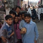 Kamēr staigājam pa veikalu, caur stikla durvīm mūs jau vēro pamatīgs jaunēkļu bariņš. Vienam otram pat asaras acīs. Ticu, ka mūsu satikšana (cītīgi paspiedu visiem rokas) varētu būt tāds notikums, par ko vēl mēnešiem, ja ne gadiem, varēs stāstīt visiem čomiem.