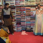 Audumu (un kleitu) veikals! Šeit gan ir ļoti skaisti un krāsaini. Turklāt lielākā daļa audumu krāsoti ar rokām un dabīgām krāsām. Šeit tā sanāk pat lētāk, nekā ražot visu rūpnieciski, jo darbaspēka izmaksas, kā jau iepriekš minēju, ir smieklīgas. Audumu vīrs priecīgs Karīnu nosēdina pie savas skatuvītes un izrāda visādas kleitas un audumus. Baigais priekšnesums.