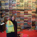 Protams, bez dāvanām neiztikt! Karīna ietinusies tikko uzdāvinātajā lakatā un rokā tur maisiņu ar veikala simboliku - tā bija obligāta prasība. Pēc tam mums bilde ar maisiņu jāieliek internetos (darīts!), lai visi uzzina, cik Al Mashoor ir labs veikals. Maz ticams, ka kāds no jums tiešām uz šo reklāmu uzķersies un metīsies uz Hasilpuru un Al Mašūru, bet jebkurā gadījumā nekādu biznesu uz šito neuzbūvēt - katrs nākamais ārzemju viesis tāpat vēlamo preci saņems dāvanā, un nabaga audumu vīriņš iedzīvosies tikai un vienīgi zaudējumos.