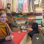 Pēc audumu iegādes (saņemšanas dāvanā) mums pienākas desertiņš. Citādi iet prom nedrīkstam, atstāsim taču audumu vīrus kaunā - kur tad tas redzēts, ka kāds izlaiž viesus no savas bodes, nemaz nepabarojis! Visu desertiņu ēšanas laiku vīri nemitīgi pēta katru mūsu darbību. Neomulīgi, protams, bet viņi jau tikai labu gribēdami!