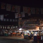 Tālāk jāiet uz bazāru. Paskat, kā visi izkabinājuši savus vēlēšanu kampaņu plakātiņus. Nezinu, kā ir ar tiem, kas gaisā karājas, bet katras bodītes īpašnieks salipina pie savām durvīm, ratiem, galdiņa sevis atbalstītās partijas plakātus. Katrs ir lepns par to, kuru partiju atbalsta. Pilnīgi otrādāk, nekā pie mums!