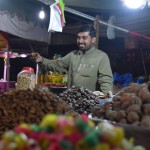 Bazārā, protams, seko tas pats, kas visur citur - riekstu un žāvēto augļu vīrs no visas sirds dāvina mums visādas vīģes, pistācijas u.t.t. Paskaties, cik smaidīgs, kā lai tādam atsaka! Ok, priecīgi apēdam visu izsniegto, bet pie nākamā galdiņa atkal tas pats. Vēderi jau pilni, bet jāturpina iet pie nākamā un nākamā, ar visiem jāiepazīstas, visu produkcija jānogaršo. Ļoti aizkustinoša, bet reizē arī gremošanas sistēmai grūta pieredze!