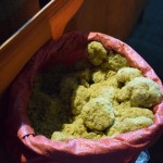 Tāds izskatās jēls/neapstrādāts cukurniedru cukurs! Es nekad nebiju tādu redzējis, tāpēc domāju padalīšos - varbūt vēl kāds ir tikpat nezinošs kā es, hehe. Un, jā, arī cukurs, protams, obligāti jānogaršo. Ja nekā cita, ko dot, vīram nav, tad jāēd cukurs. Viens otrs arī izsniedza mums, piemēram, ūdens pudeles. Noderīgi, protams, bet mūsu mentalitātei tik nesaprotami!