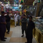 Šajā bodē apvienojušies vairāki tirgotāji - pāris saldumu vīri, vistas gaļas uzkodu vīrs, šitāds vīrs un vēl tāds. Un, protams, viss jānogaršo! Tik grūti! Šis ir bildēts jau pēc visām nogaršošanām, visi bodītēs iesaistītie iznākuši no mums atvadīties. Tagad apmēram varu sākt iedomāties, kā ir būt zvaigznei - visi pret tevi grib būt labi un mīļi, un tev nepagurdamam labums un mīļums jāpieņem. Tas ir forši, bet es nezinu, vai varētu izturēt ilgāk par kādu nedēļu - divām.