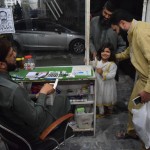 Iegājām aptiekā iegādāties barības pārstrādi atvieglojošus medikamentus. Šeit var dabūt jebkādus medikamentus bez nekādām receptēm (arī tos, ko pie mums pārdod tikai un vienīgi ar sarkanajām receptēm), lēti un uzreiz. Kad vīram nebija tieši tas, pēc kā lūkojām (nosaukumus neatceros, mūsu ģimenē Karīna ir atbildīga par ārstēšanos), aptiekārs ieteica paņemt citas zāles - ar pilnīgi citu sastāvu un citām funkcijām. Rodas aizdomas, ka, lai kļūtu par aptiekāru, nav baigi daudz jāmācās, hehe.