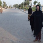 Pirmo reizi izdevās bildē noķert Hidžru. Es īsti neesmu vēl izpratis viņu lomu sabiedrībā un motivāciju, bet šādi te kundziņi/kundzītes (daži vienkārši pārģērbjas, bet daži tiešām pamainījuši arī primārās dzimumpazīmes) vazājas pa ielām daudzviet, lūdz pēc naudiņas, ļauj par samaksu nobildēties ar viņiem, etc. Runā, ka Pakistānā ļautiņi mierīgi var reģistrēties par "trešā dzimuma" pārstāvjiem un likums pat viņus visādi aizstāv. Nevarēju atrast drošu avotu, turklāt liekas, ka musulmaņu valstī tā taču nevajadzētu būt, tāpēc neesmu simtprocentīgi drošs.