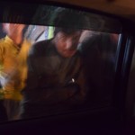 Tā mēs pārvietojamies satiksmē. Es zinu, ka bilde ir slikta un miglaina, bet, domājams, visu nepieciešamo var viegli uztvert - informācija par mūsu viesošanos jau izplatījusies visā pilsētā, katrā kaut satiksmes izraisītā apstāšanās reizē pavisam īsā laikā ap mašīnu sakrājas desmitiem cilvēku. Visi grib mūs redzēt.