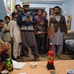 Tiekam uzaicināti arī uz priekšvēlēšanu kampaņas biroju. Šis ir "Pudeles" partijas birojs. Nu, paspējāt izdomāt, kāpēc katrai partijai nepieciešams muļķīgs simbols? Aha, tāpēc, ka liela daļa balsstiesīgo pakistāņu ir analfabēti, un pēc nosaukuma vien viņi izvēlēto partiju vēlēšanu zīmē neatradīs. Jā, vēlēšanu zīmēs blakus partiju nosaukumiem ir arī bildītes. Kā bērnudārzā. Tikai skumjāk.