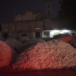 Tanvīra brālis ("brālis" ne vienmēr nozīmē brālis, citreiz tas ir vienkārši čoms, citreiz grūti saprast, kā ir īstenībā), kā reizi, strādā kokvilnas biržā. Kad kokvilnas sezonas beidzas, tā strauji pārtop par, piemēram, kviešu biržu. Kaut kas tirgojams taču aug visu gadu! Šeit kokvilnu uzpērk no fermeriem un pārdod tālāk rūpnīcām. Parasti cena, atkarībā no kvalitātes, par vienu maundu ir 1000-3000 rūpijas. Biržas darbinieki cenas neregulē - par kādu nopērk, par tieši tādu pašu pārdod, ņemot komisijas tikai par darījumu, nevis apjomu. Vismaz šajā jomā likumdošana un darba kultūra ir puslīdz sakārtota.