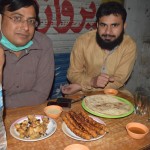 Mums joprojām pilni vēderi, bet neko nevar darīt - vakariņu laiks. Vakariņās divi dažādi vistas kebabi (šķīvjos, nevis tie, kas sēž pie galda), abi divi ļoti garšīgi! Es gribētu, lai džeks, kas tos pagatavoja, citreiz brauc uz Latviju un Jāņos gatavo mums šašliku. Tiešām ļoti, ļoti garšīgi!