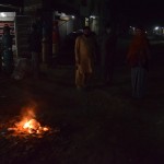 Ja vakarā paliek auksti, var vienkārši sašķūrēt atkritumus vienā lielākā kaudzītē un turpat ielas vidū aizdedzināt. Vairāki zaķi ar vienu šāvienu - silti, skaisti un arī atkritumu problēma atrisināta!