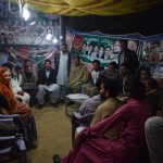 Spaiņa partijas birojs. Šie gan nav atļāvušies biroju izīrēt iekštelpās, sēž kaut kādā telšveidīgā būvē, bet visādi citādi ir daudz nopietnāki par iepriekš apmeklēto "Pudeles" biroju. Kungi sēž un nopietni diskutē, nevis klaigā, dzied un danco. Labi, es patiesībā nezinu, cik nopietnas viņu sarunas, no urdu valodas neko nesaprotu, bet diez vai kāds plēš jokus ar tik nopietniem ģīmjiem.