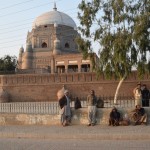 Šeiha Abula Fates svētnīca/mauzolejs un bariņš vīru, kas vienkārši čillo pie žoga. Multānas oficiālā iesauka ir "Sūfiju pilsēta", bet tautā to dēvē vienkārši par "City of Shrines", tāpēc, ka te ir desmitiem, ja ne simtiem visādu mauzoleju, un lielākajā daļā no tiem atdusas pa kādam sūfisma svētajam. Arī Šeihs Rukn-ud-Dins Abuls Fate, protams, ir sūfiju svētais.