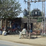 Braucam tālāk, šie dīkdieņi necenšas pat imitēt darbu - labākajās, gaišākajās darba stundās vienkārši guļ ceļmalas gultā. Kauns! Kauns un negods!