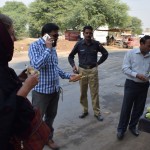 Aizmirsu pieminēt - esam ceļā uz ~200km attālo Deravaras fortu. Jā, mūsu jauniegūtie čomi mierīgi izbrīvē sev dieniņu no darba, lai tikai parādītu mums visu skaistāko un labāko, kas apkārtnē pieejams. Arī 200km brauciens nav par grūtu! Protams, jāmaksā nav ne santīma, esam taču viesi! Piestājam ceļmalā paēst pelnos ceptu kukurūzu ar laima sulu un īpatnējām garšvielām. Tāds joks izmaksā apmēram 7 centus.