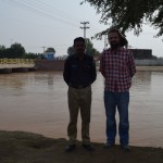 Ceļā satiktais policists/militārists arī, protams, gribēja bilžuku ar ceļiniekiem. Tā kā viņa tālrunis šādu iespēju nepieļauj, jāapmainās e-pastu adresēm un bilžuks pēc tam jānosūta. Armijniekiem atteikt nedrīkst!