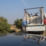 Ceļš paliek šaurāks, satiksmes dalībnieki platāki. Kādu brītiņu lēnām jāripinās aiz kārtējās kokvilnas kravas, kamēr sagaidām vietu, kur iespējams apmainīties.