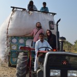 Nedrīkst neizmantot iespēju visiem kopā nobildēties! Re, kā vīriņš no augšas sniedz man kokvilnas kušķīti. Vai arī plāno iemest kapucē. Kas tālāk notika īstenībā, jūs nekad neuzzināsiet, haha!