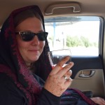 Piestājām nākamajā benzīntankā, lai dabūtu kontaktinformāciju vīriņam, kurš ir Deravaras forta atslēgas turētājs. Nav jau vērts algot durvju sargu uz visu dienu, ja neviens tāpat fortā neierodas. Sazvani vīriņu, norunā tikšanos, un viņš durvis atslēgs! Zvanīšanās un gaidīšanas laikā benzīntanka darbinieki mums izsniedza pa enerģijas dzērienam. Bet nejau šā tā no bundžas - skaistā stikla (!) vīna glāzē.