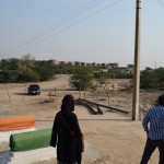 Lūk, arī esam ieradušies! Tie cilindri, kas izskatās pēc kaut kādiem naftas rezervuāriem, tie arī ir Deravaras forts. Pirms tam jāpiestāj kārtējo svarīgo Muhameda pēcteču kapiņos, lai mūsu čomi var bišķiņ palūgties, bet tad gan pa taisno uz cietoksni!