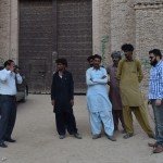 Kamēr gaidām atslēgas turētāju, sakrājas bariņš vērotāju. Tanvīrs bildējas uz Mošejas fona, vērotāji tikmēr, protams, vēro. Mīļākais vērotājs man ir tas garais ar sinepju krāsas (prasīju Karīnai, kā sauc šo krāsu, viņa atbildēja - sinepju; atbildība no manis nost) šalvāru. Kā tāds muļķiku tēls, haha!